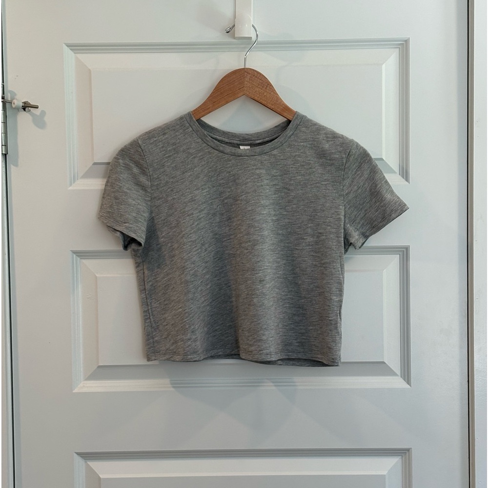 Alo Yoga Cropped All day Short Sleeve in grey, size XS
